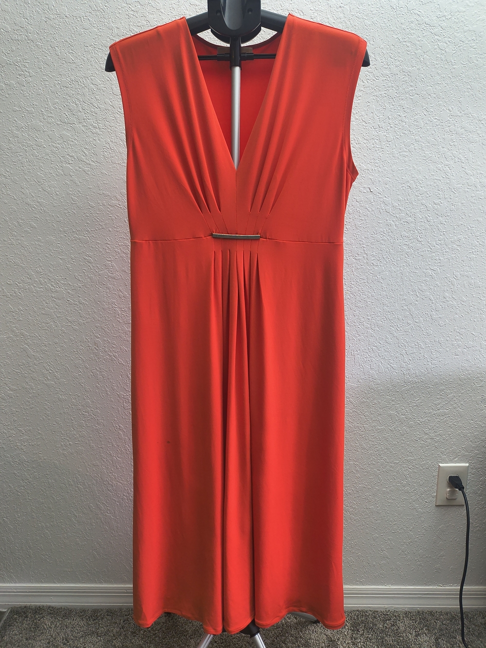 MICHAEL Michael Kors Maxi Dress L Coral Sangria V Neck Pleated Gold Bar